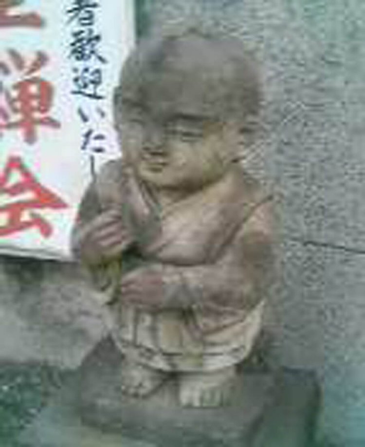 15年ほど前に古い携帯で撮った小僧さん。空を掴んでいる（綱島・東照寺）。