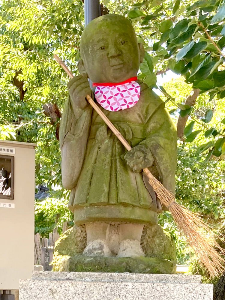 昭和の大物・児玉誉士夫が、妻の追善供養のために建立したものだという。子どものような、おじさんのような、何とも言えない味わいのある顔立ち（池上本門寺）。