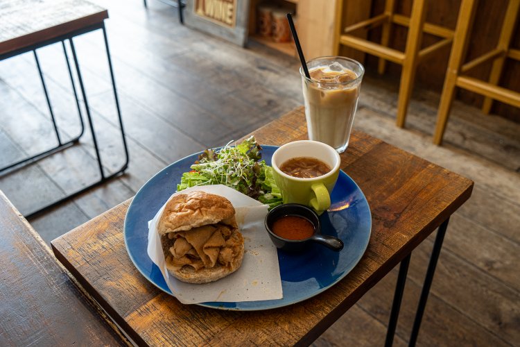 ビファーナプレートはサラダとスープがついて1280円。アイスカフェラテは ランチのセット価格300円。