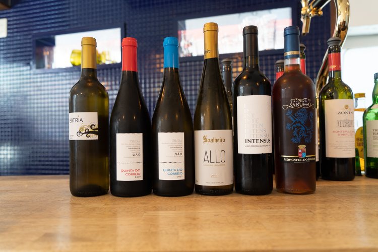 ポルトガルワインの数々。グラスは1杯720円から。