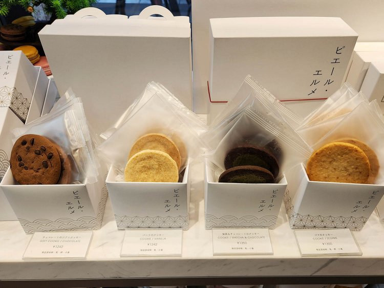 チョコレートのソフトクッキー1242円、バニラのクッキー1242円、抹茶&チョコレートのクッキー1350円、ゴマのクッキー1350円。