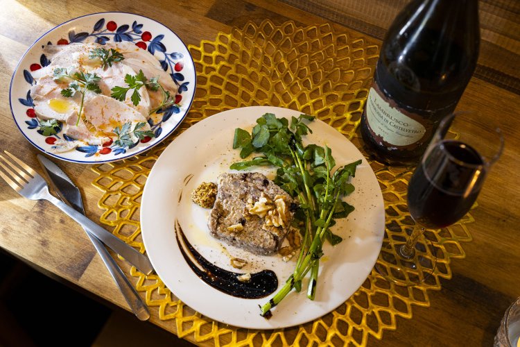 ワインはひと口で素直においしいと思えるものをそろえているという。