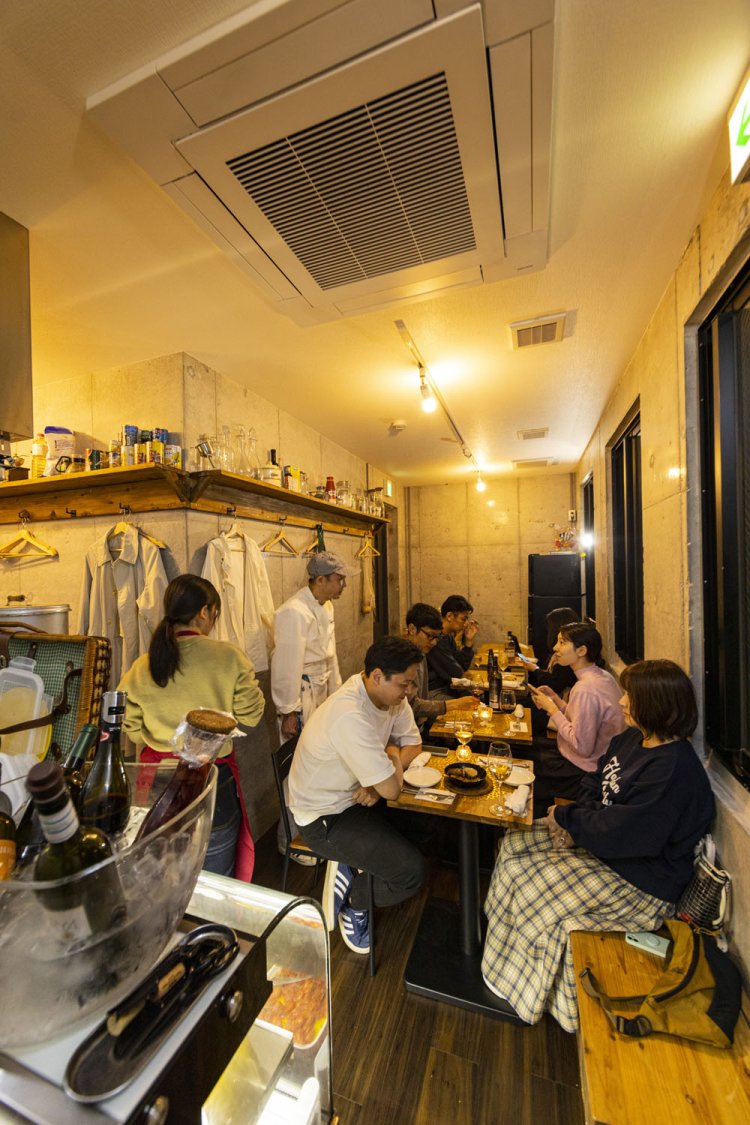 手前にテーブル席があり、奥にはカウンター席も用意されている。