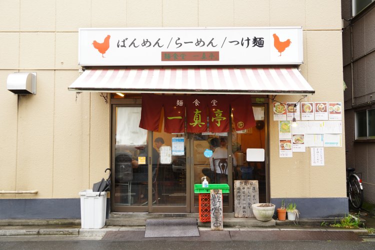 以前は店名が書いていなかったので迷う人もいたとか。