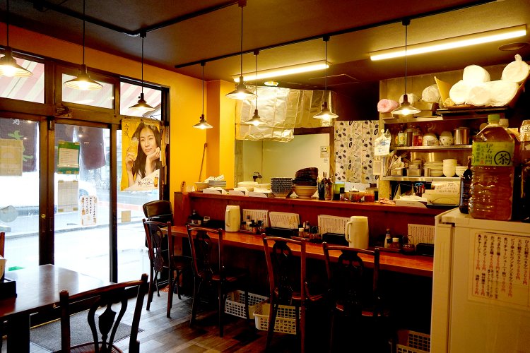 手前にはテーブル席もあり、4〜5人でもOK。