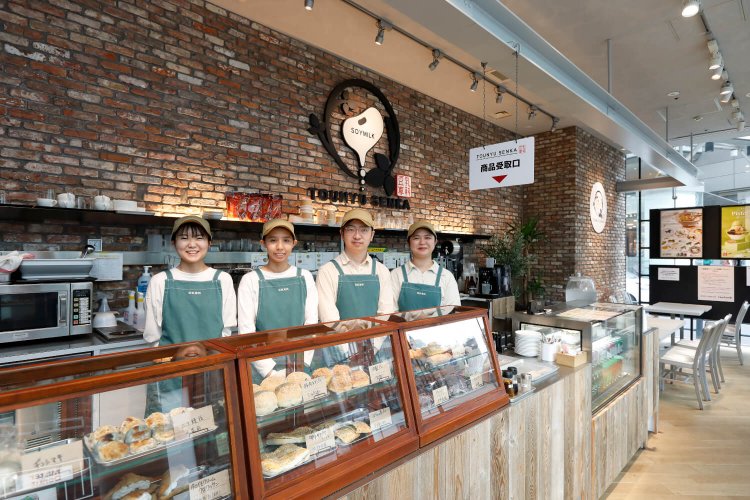 明るい店内は日射しいっぱい。セルフサービス式でお手軽スピーディ。