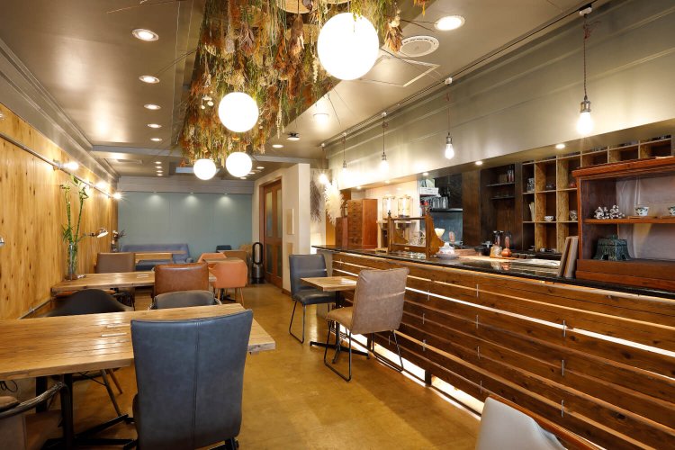 ゆったりくつろげる店内は、設計士でもある達俊さんが手がけた。