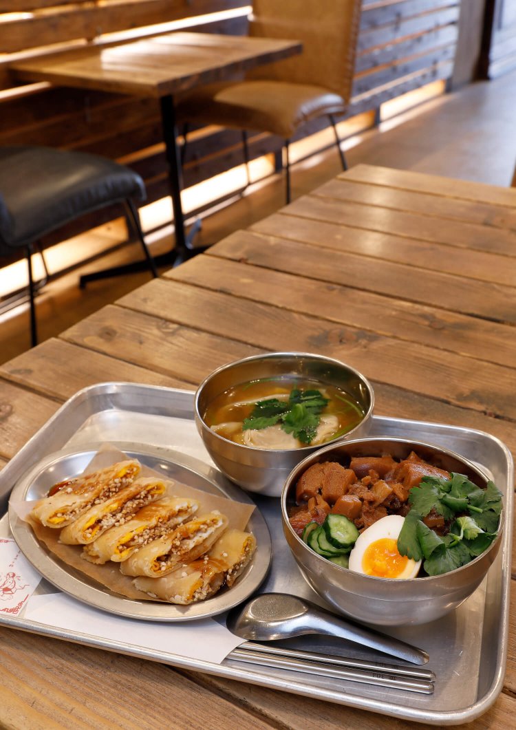 上から時計回りに、饂飩湯（ワンタンスープ）340円、魯肉飯（ルーローファン）470円、花生蛋餅（ピーナツダンピン）410円。