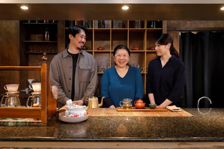 スタッフは3人。台南出身の女主、吳孟欣（ウーモンシン）さん（中央）と台日ダブルの娘・紀美さんに息子・達俊さん。吳さんはベジタリアンで自身の食がメニューに活かされている。台湾茶にも精通。