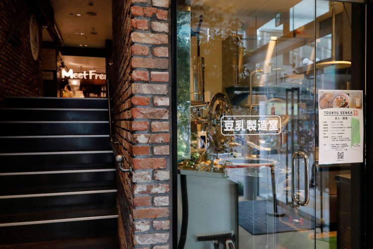 同フロアで営業の『MeetFresh 鮮芋仙』と連結しており、10時以降は一緒に利用できる！