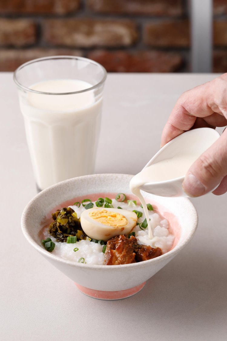 左上から、原味豆漿（豆乳ストレート）320円、清粥小菜有蛋（豆乳がゆ）780円。