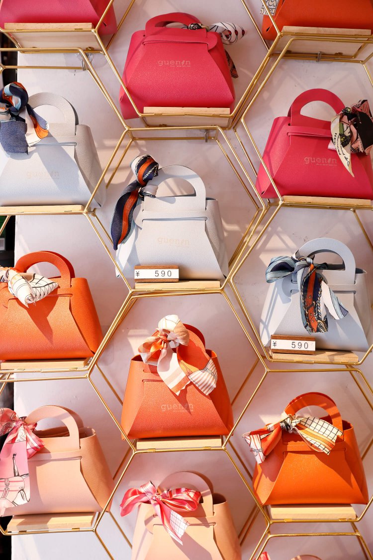 台湾の披露宴で用いる革製ギフトボックスを小物入れとして販売し人気に。590円。