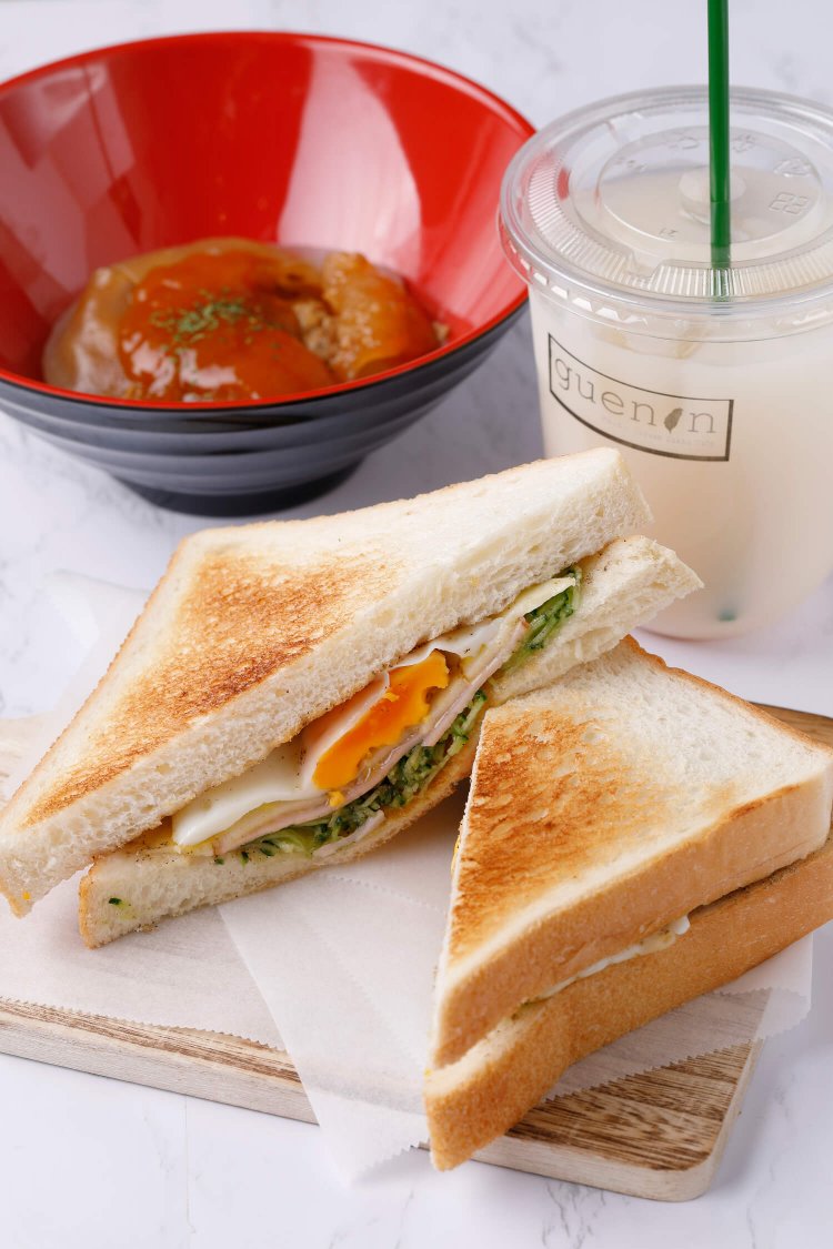 右上から時計回りに、杏仁茶（呑む杏仁豆腐）550円、ホットサンド各種500円～、肉圓（モチモチぷるぷるの肉まんじゅう）700円。