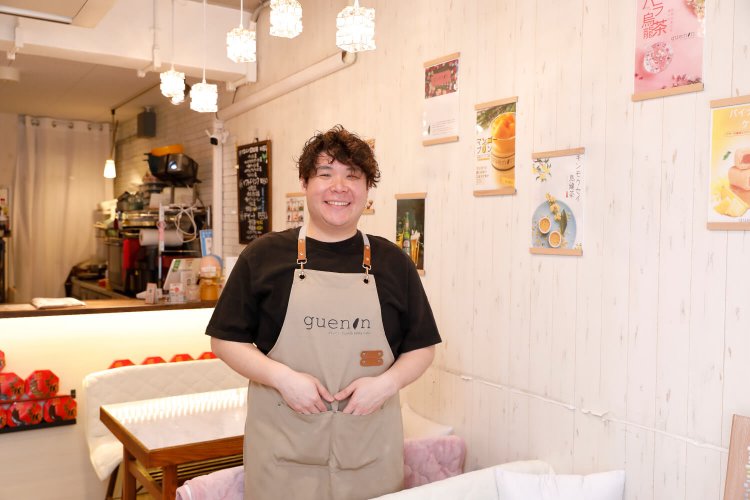 店を一人で取り仕切る店主の陳煥竣（チェンファンジュン）さん。店内も自作。