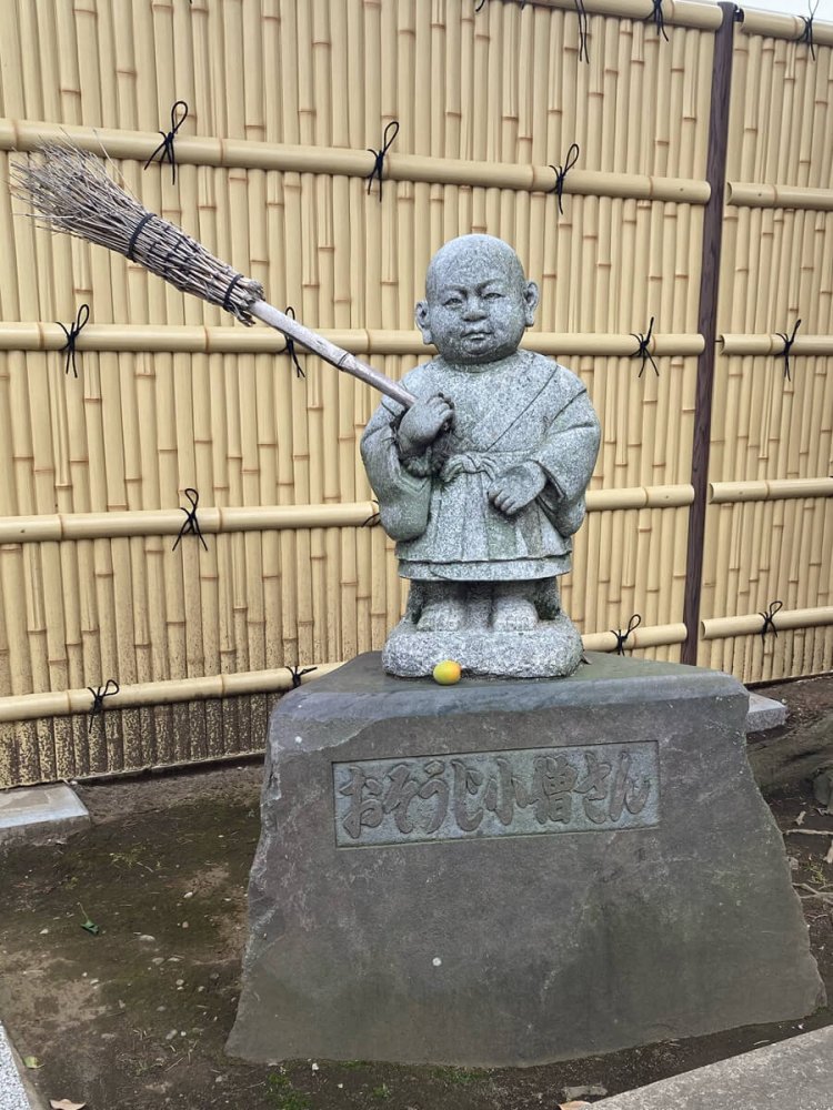 ホウキを振り上げられると、怒っているように見える不思議（八雲・東光寺）。