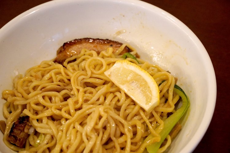 ある程度食べ進めてからレモンを搾ってみた。