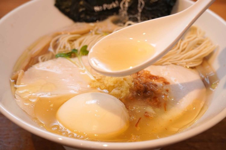 フワッと香る鶏だし、やわらかな塩けとコクがたまらない。