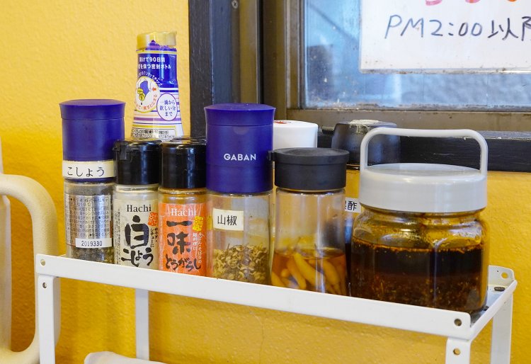 一味の右が、山椒、島とうがらしの泡盛漬け、ラー油と味変調味料も豊富。