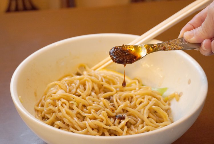 ラー油はたっぷりの具が下の方に沈殿していた。