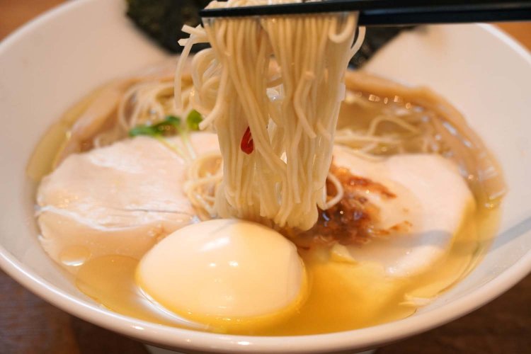 生麺で約110gとやや少なめだが、長さがあるのも特徴で、スープと一体となって食べごたえもある。
