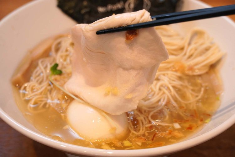 鶏チャーシューで麺を包んで食べてみれば違った味わいを楽しめる。