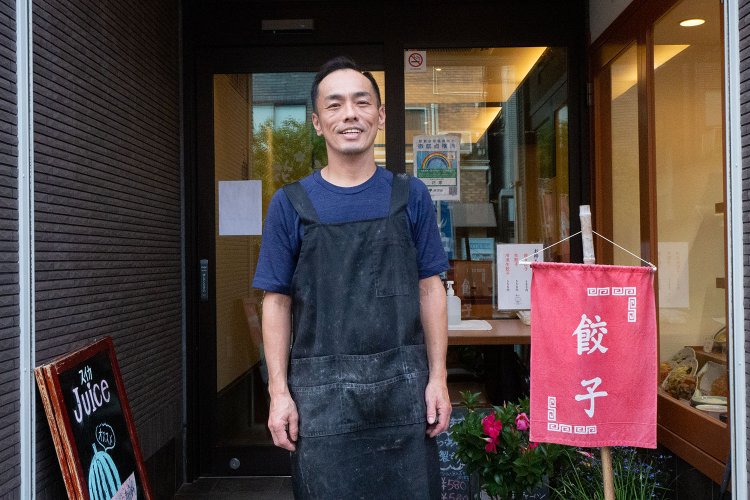 谷中で生まれ育った金森さん。 「子供の頃は谷中霊園で虫取りして遊んでいました」。