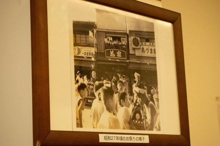 店内に飾られている、1952年ごろの『花家』の写真。
