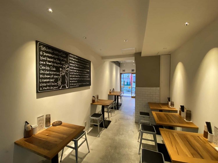 壁面に掲げられる黒板には、この店のヒストリーが書かれている。