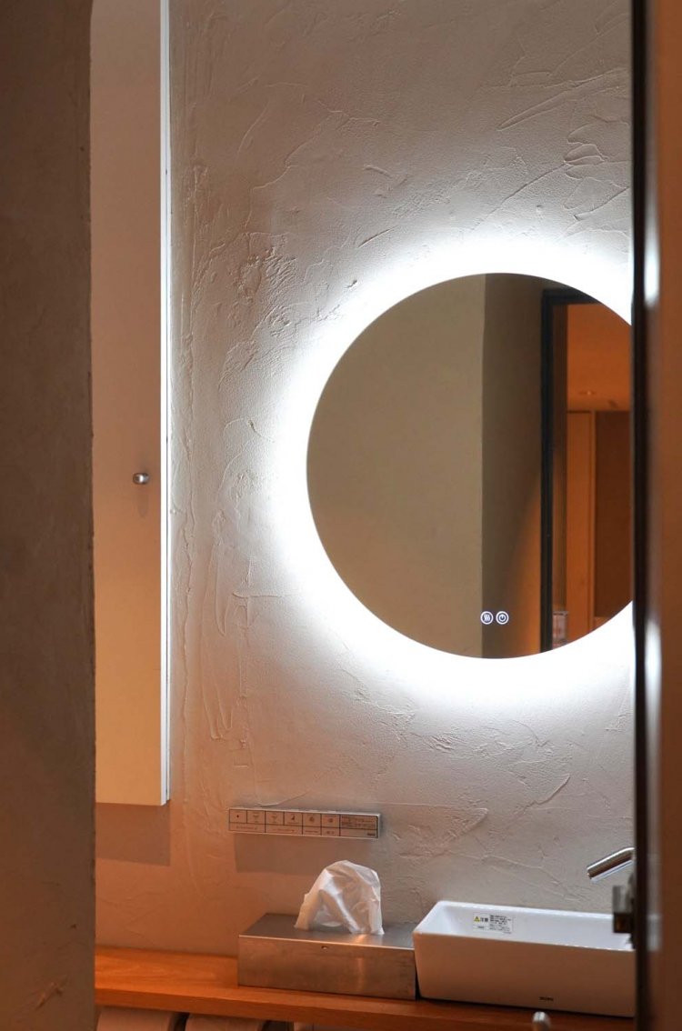 トイレの鏡は、アクセサリーをオーダーしたお客様が試着の際にも使えるように配慮した照明となっている。