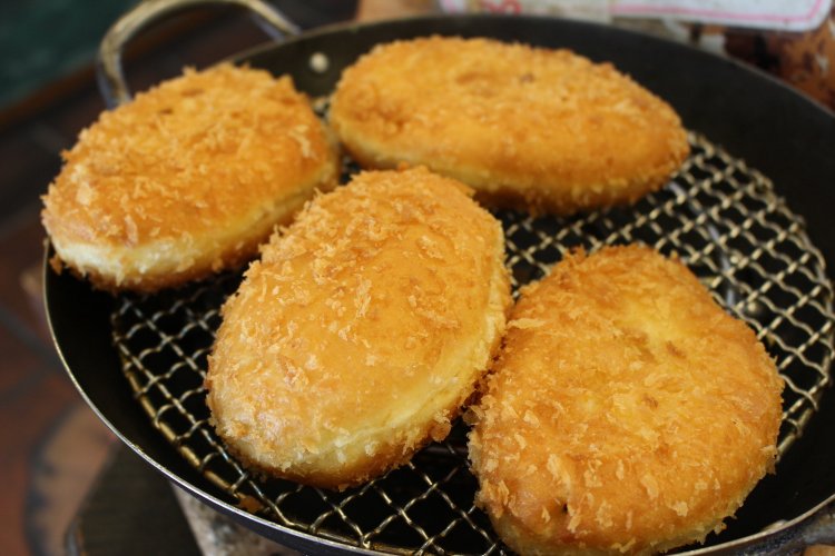 一番人気のカレーパン220円は、フィリングの辛さ旨みのバランスが絶妙。