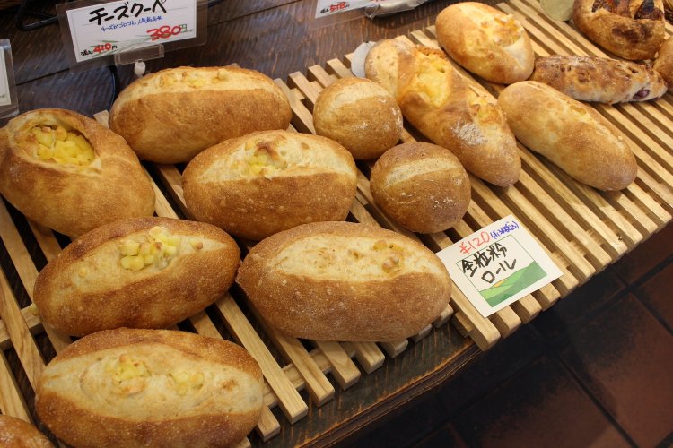 ハード系のパンは歯切れよく、誰でも食べやすいようになっている。