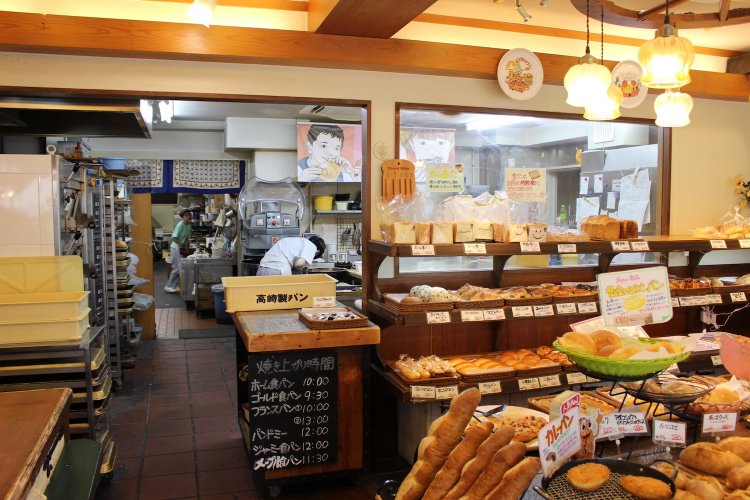 売り場からは作業の様子がよく見える。