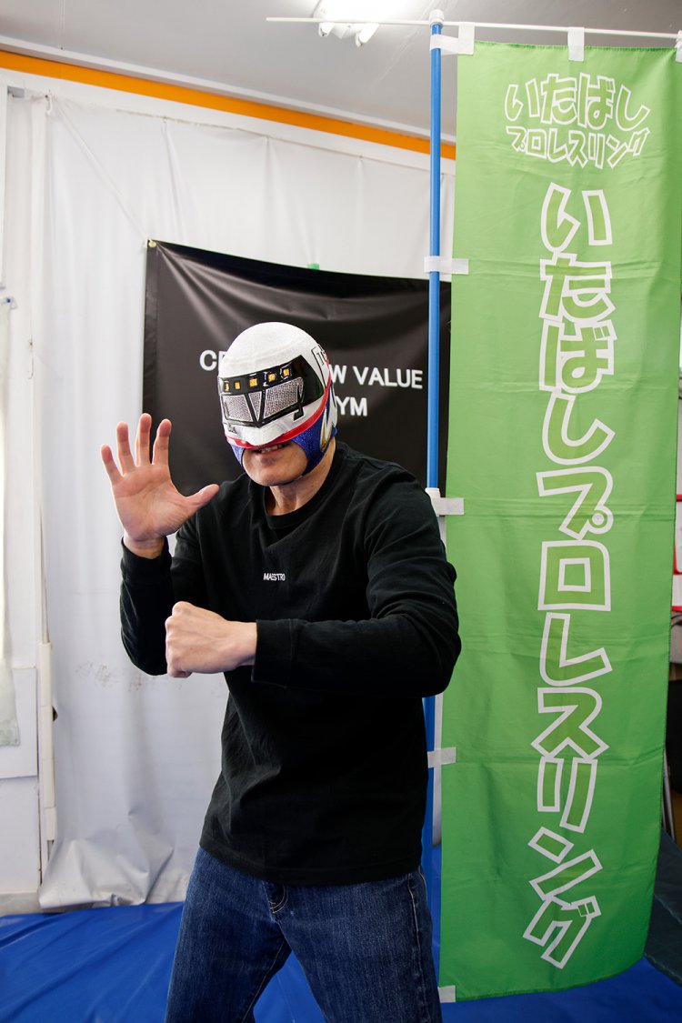 マスクは新幹線はやての先頭部がモチーフ。決め技はトップロープから飛びつき、回転しながら脚を固める「超特急ラナ」。モットーは「地元板橋に元気と笑顔を！」