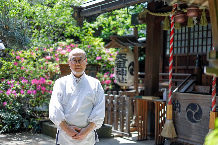 飼い主は天祖神社の禰宜（ねぎ）、小林徹さん。森の番所の土地は商店会などで構成される団体に神社から無償で貸与した。