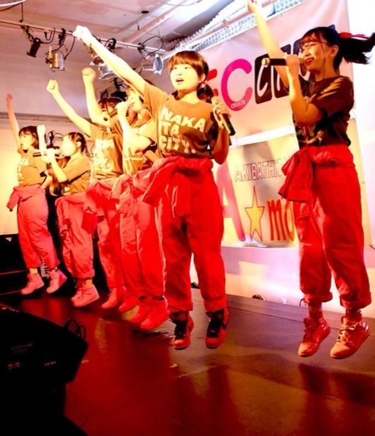 2019年にライブハウスで行ったステージ。中板橋をテーマにしたオリジナル曲を歌った。現在はメンバーを一新して活動中。※提供写真