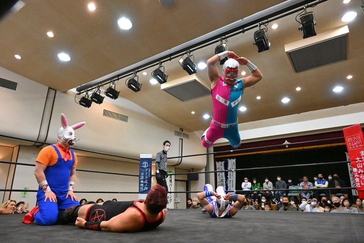 2022年12月に板橋グリーンホールで行った大会のメイン試合。リング奥で「いたばし印刷マン」がはやてさんに投げ飛ばされる。※提供写真