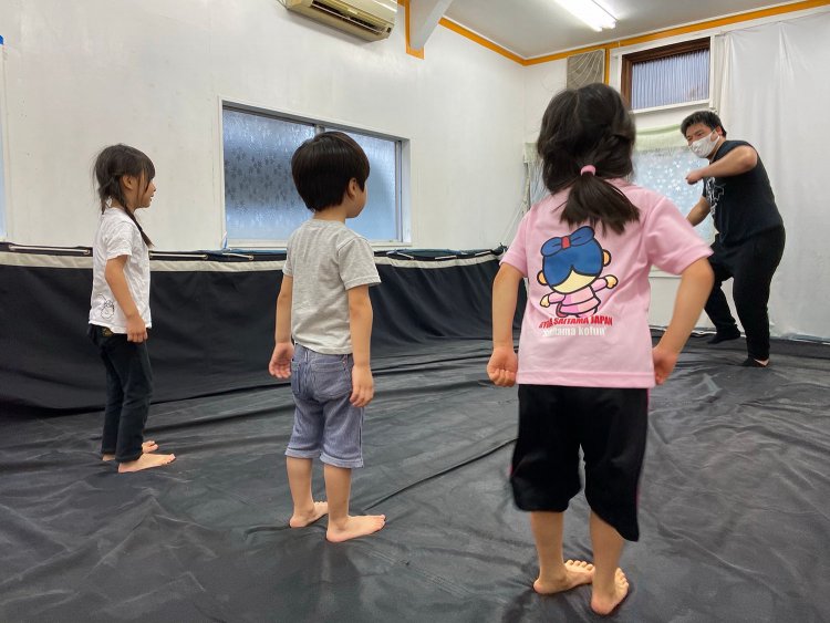 週に1回、道場でこども運動教室を実施。いたプロに所属するレスラーが直々に指導してくれるとあって人気を博している。※提供写真