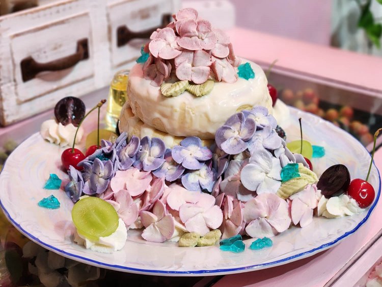 フラワーチーズパンケーキ「紫陽花」 2640円。 ※2023年6月限定（要予約）。