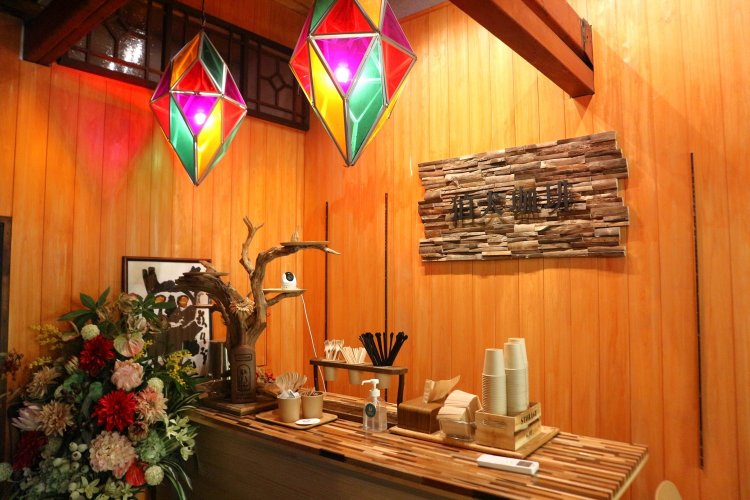 木の温もりあふれるバーカウンターも。