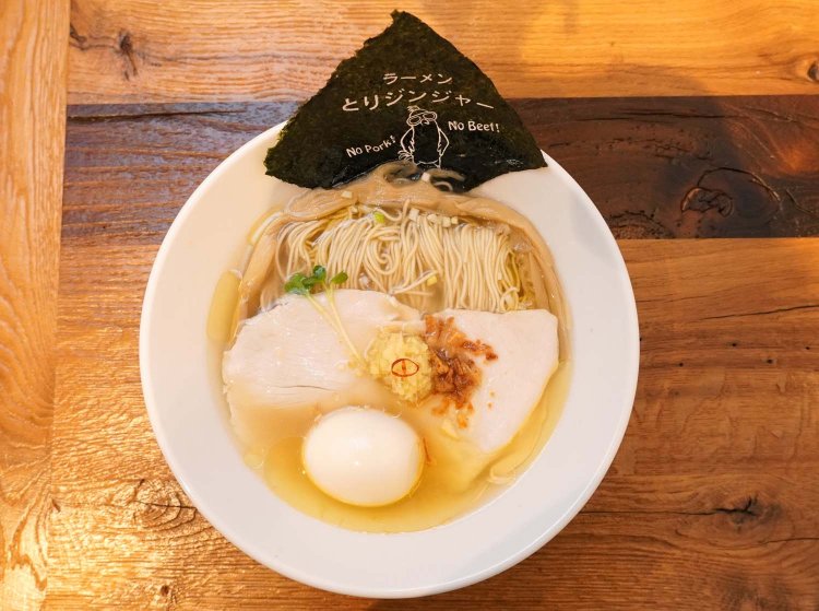 生姜香る塩ラーメン 　とりジンジャー880円＋昆布〆半熟玉子110円。