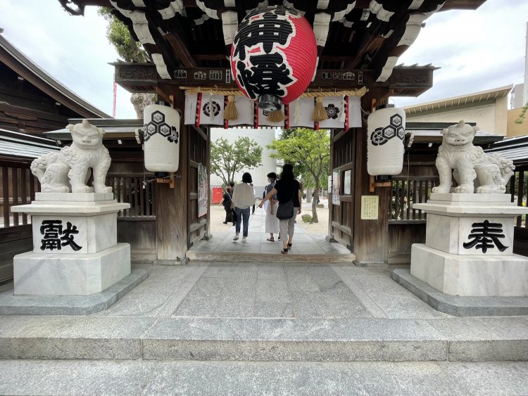 神聖な場所の入り口に立つ狛犬。