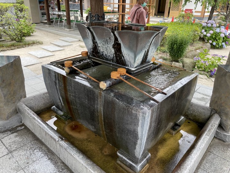 手水舎は神社にもお寺にも。