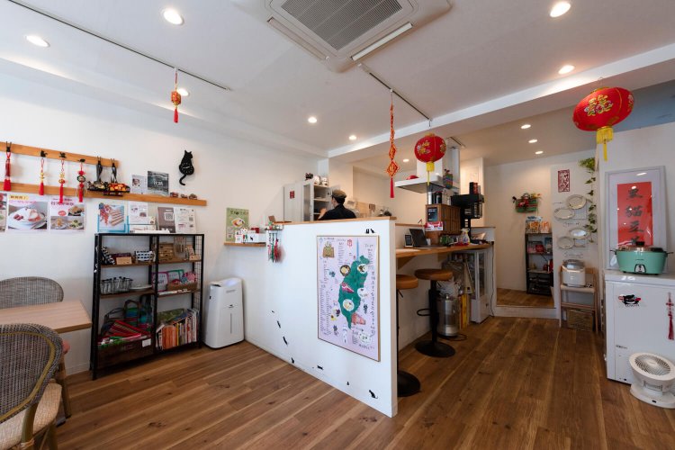 台湾関連のグッズが並ぶ店内。一部は購入可。