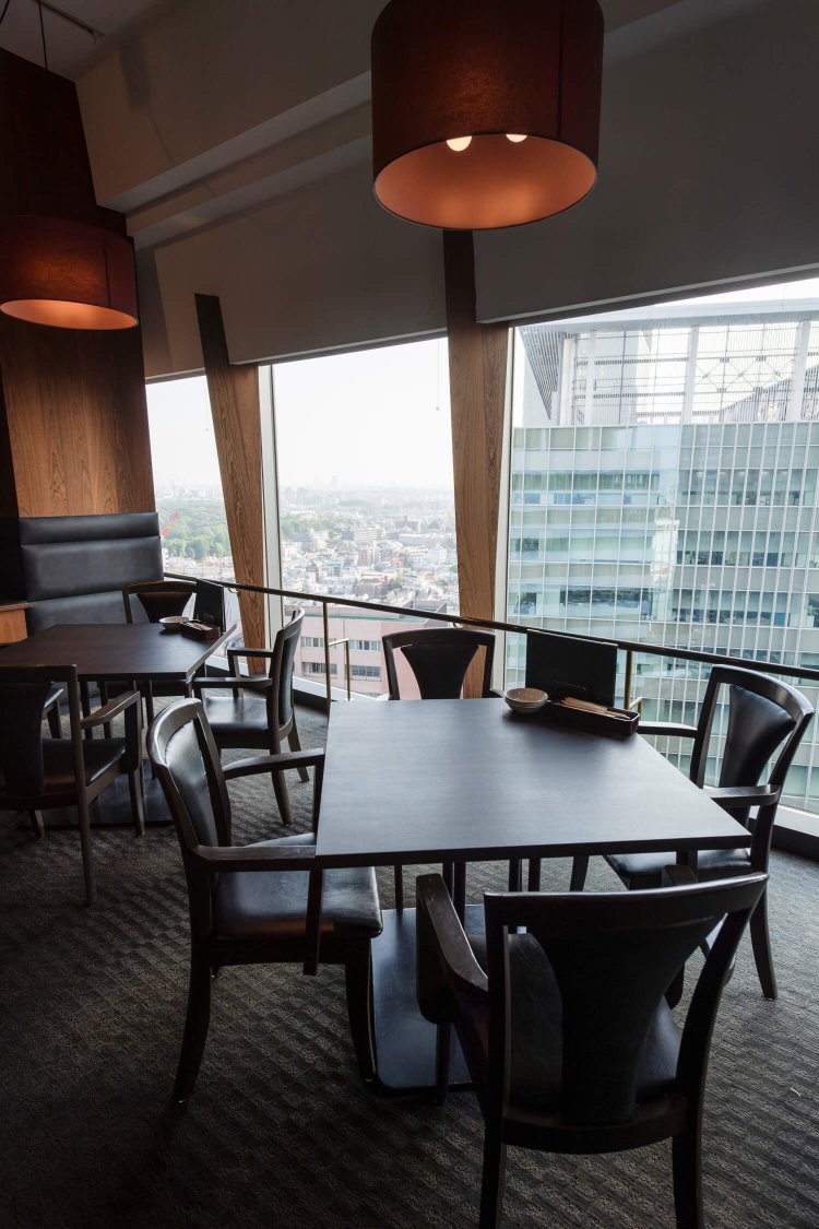 ビル19階のゴージャスな席から見渡せる絶景も魅力。