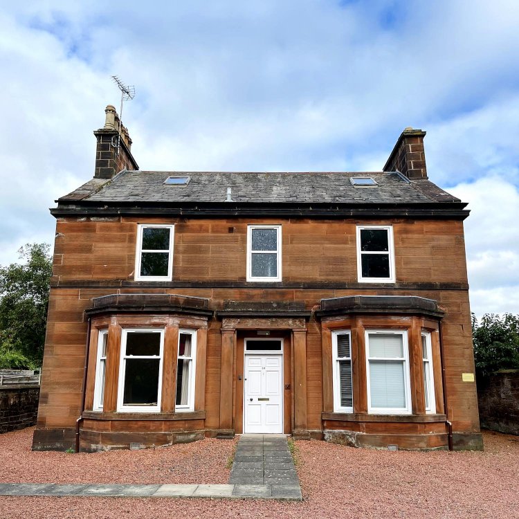 今暮らしている一軒家。近隣にも同じような住居が多数。