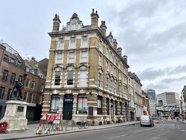 バラのハイストリート。こちらはロンドン橋の近く。