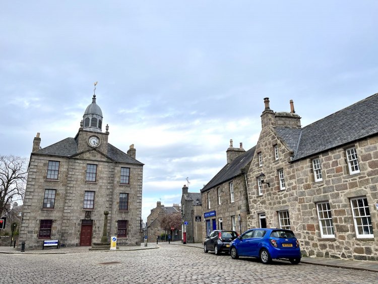 石畳のハイストリート。両脇には大学の建物。行き交うのもほぼ学生。