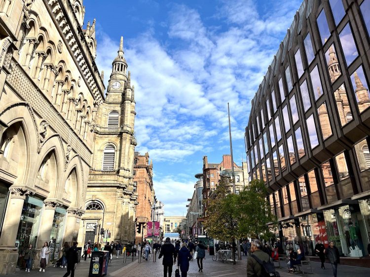 いつも賑やかなブキャナンストリート。2つのターミナル駅をつなぐ。