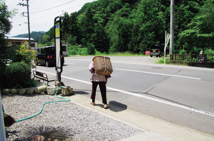 千足のバス停近くで休んでいると、籠を背負ったおばさんが通り過ぎていった。最近はほとんど見かけない籠だった。