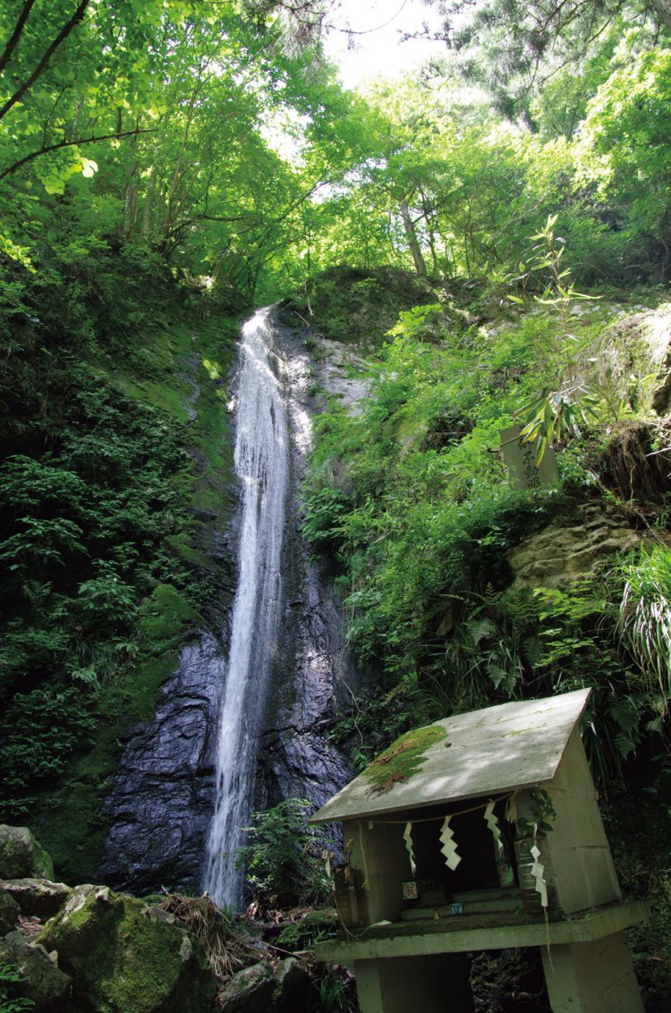 まさに綾の織物を垂れ下げたような綾滝。音もなく静かに流れ落ちていた。落差は21 mほど。泡滝という別名も。